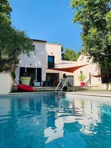 la cigale rouge Maison de vacances tout confort avec piscine chauffée dans la pinède