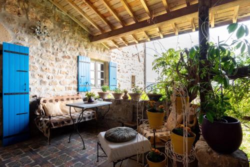 La Maison aux Volets Bleus