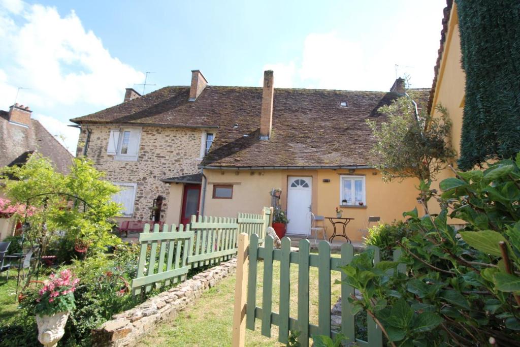 Maison de vacances La maison de marie 7 place du Petit Barry 87380 Saint-Germain-les-Belles