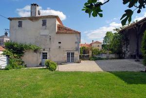 Maison de vacances La Maison de Nanteuil, an authentic period country home, Dordogne Aquitaine Le Bourg 24320 Nanteuil-Auriac-de-Bourzac Aquitaine