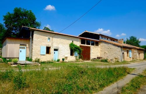 La Maison des Forges ancienne grange transformée en habitation atypique en lisière de forêt