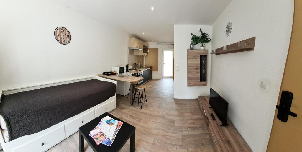 LA MAISON DES \ 83510 Lorgues
