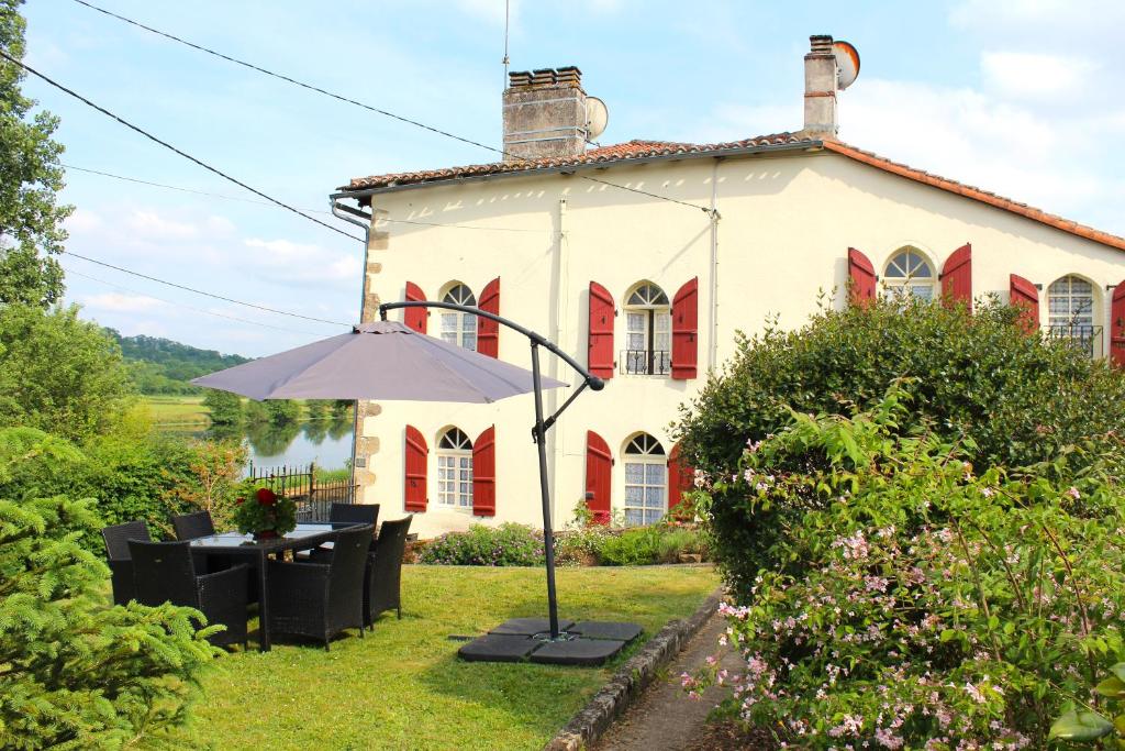 Maison de vacances La Maison du Passeur 12 Rue du Port 86460 Availles-Limouzine