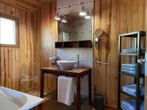 Maison de vacances La Manou, chalet piscine privee La Manou, 671 19130 Saint-Aulaire Limousin