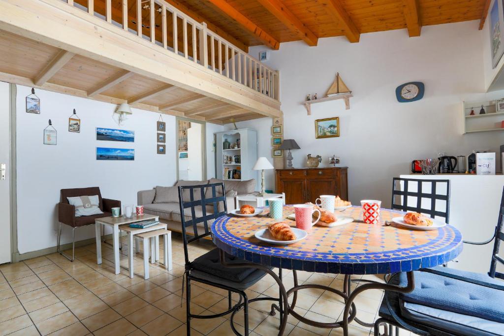La petite enseigne - A proximité du plus beau km de France