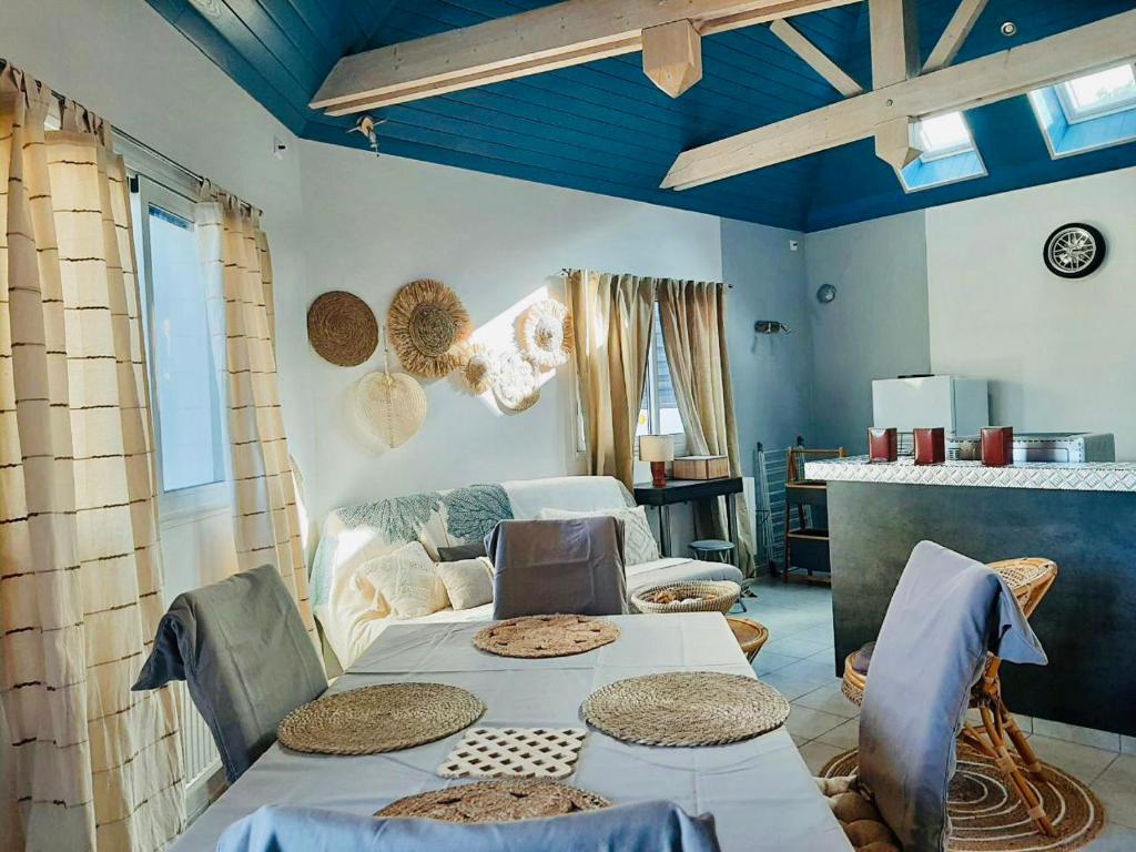 Maison de vacances La petite maison bleue accessible mobilité réduite Rue des Alouettes 56300 Le Sourn