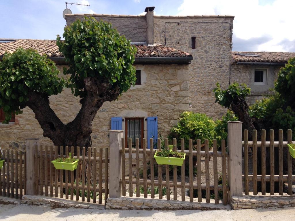 Maison de vacances La petite maison en pierres Hameau Saint Vincent 07700 Gras