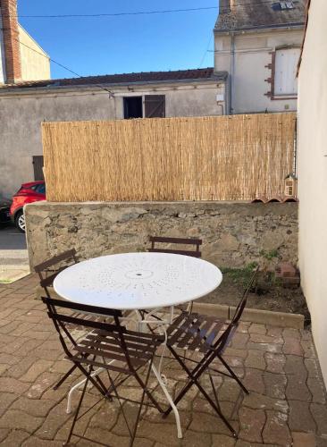 Maison de vacances LA PETITE MAISON TAHET, 4 pers avec terasse 32 Rue Joseph Tahet 44610 Basse-Indre Pays de la Loire