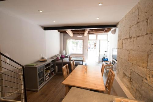 La Place - Maison sur une place typique