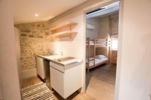 La Place - Maison sur une place typique