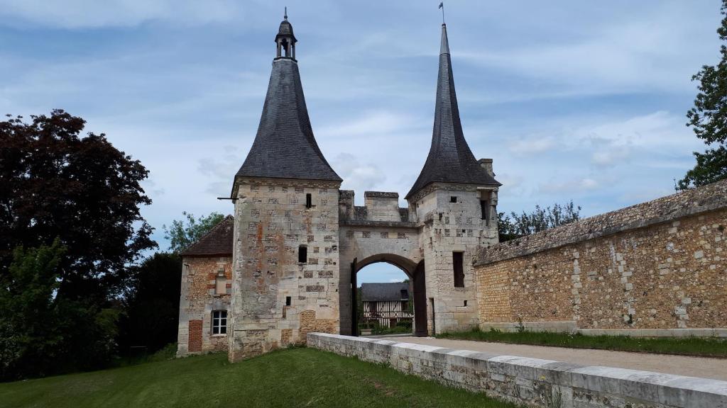 La Porterie face à l'abbaye 12 Place de l'Abbé Herluin, 27800 Le Bec-Hellouin