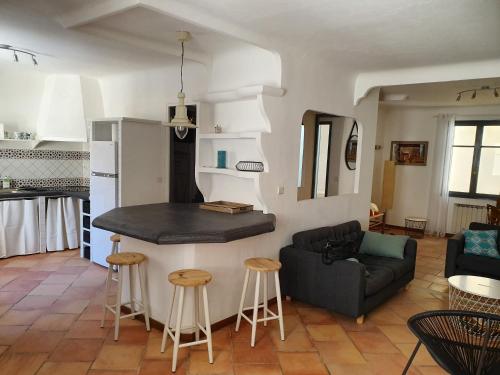 La Roquette, maison lumineuse climatisée, garage