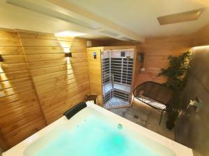La Villa LIMOUSTA - Maison au cœur du centre historique - Jacuzzi-balneo & Sauna - cour extérieur privative - 350m du vieux bassin & 10min de la plage