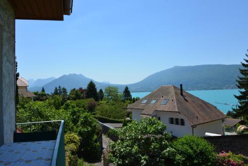 La Villanelle - Magnifique vue sur le lac, 5 minutes à pied de la plage