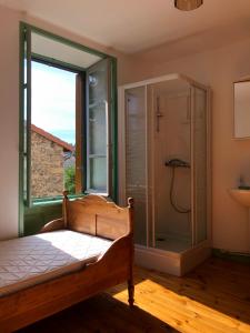Maison de vacances Large 100 year old house in lovely walking area Le Bourg 63630 Fayet-Ronaye Auvergne