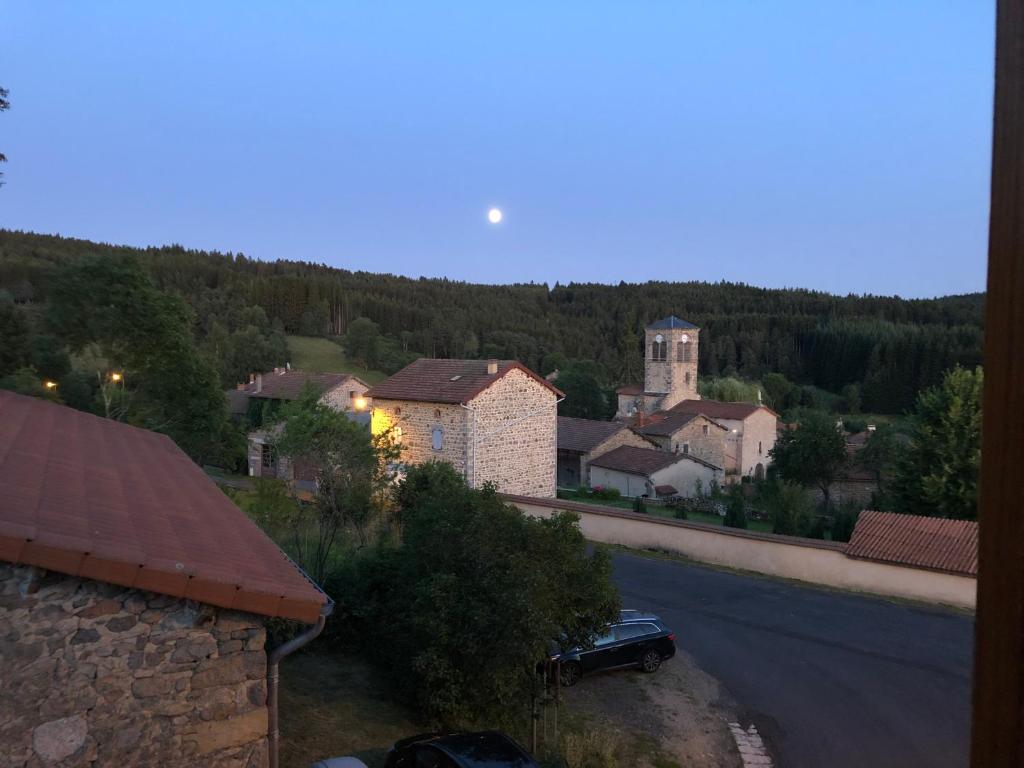 Maison de vacances Large 100 year old house in lovely walking area Le Bourg 63630 Fayet-Ronaye