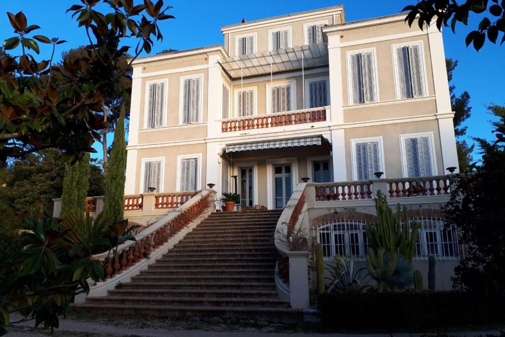 Maison de vacances Large 19th Century Villa With Swimming Pool 914 Avenue Henri Guillaume 83500 La Seyne-sur-Mer