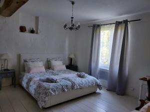 Large country house, private pool & large garden