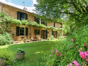 Maison de vacances Large Farmhouse in Nantheuil France With Private Garden  24800 Nantheuil Aquitaine