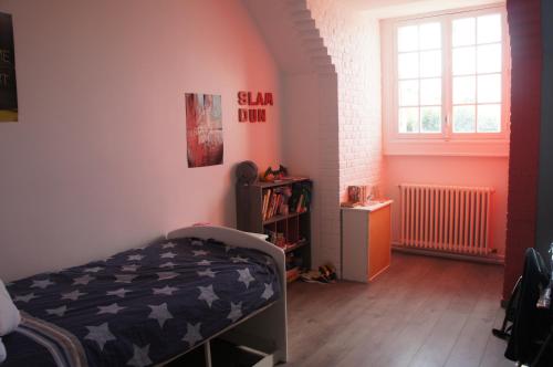 Large quiet house, 5min from train station (RER A)