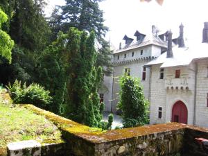 Lavish Castle in Serri res en Chautagn with Pool
