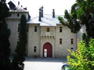 Lavish Castle in Serri res en Chautagn with Pool