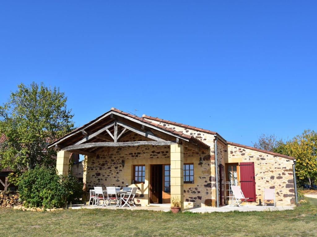 Maison de vacances Lavish Home in Montferrand du P rigord Aquitaine with Pool  24440 Saint-Avit-Rivière