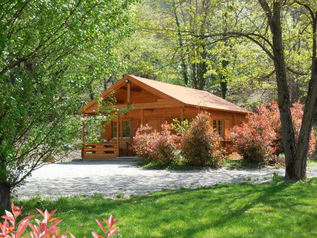 Maison de vacances Le chalet bois de Célio quartier les bros 120 chemin du stade grand duc 07000 Coux