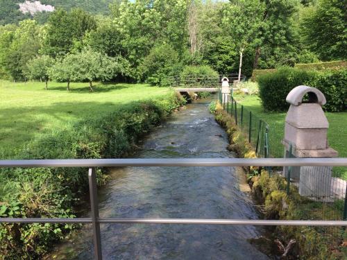 Le grand gîte de la Doye Franche Comte bord rivière Lizon