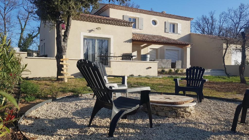 Maison de vacances Le JARDIN DES DELIS gite NEUF avec piscine 463 Chemin des Genêts 84490 Saint-Saturnin-lès-Apt