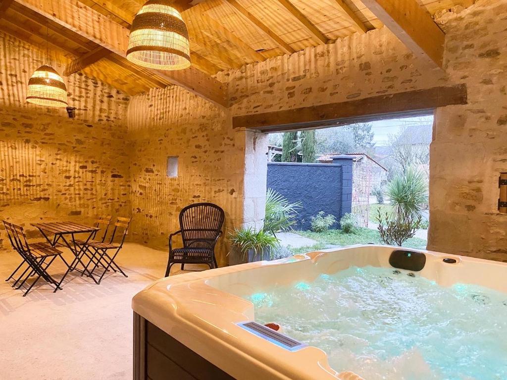 Le Lodge du Chêne, Gîte avec SPA classé 3 étoiles 4 Route du Stade, 86380 Vendeuvre-du-Poitou