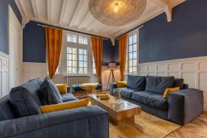 Le Manoir des EMBRUNS 14P - historic center - public parking opposite