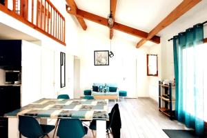 Le Mazet Camarguais * villa * jardin * terrasse * piscine ( non privée )
