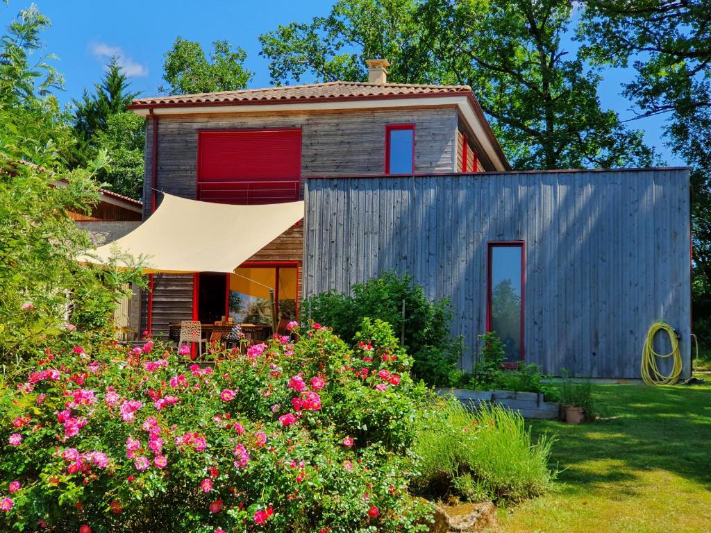 Maison de vacances Le Milan Maison de standing avec sa piscine chauffée proche de Sarlat 194 Route des Fontainiers 24370 Prats-de-Carlux