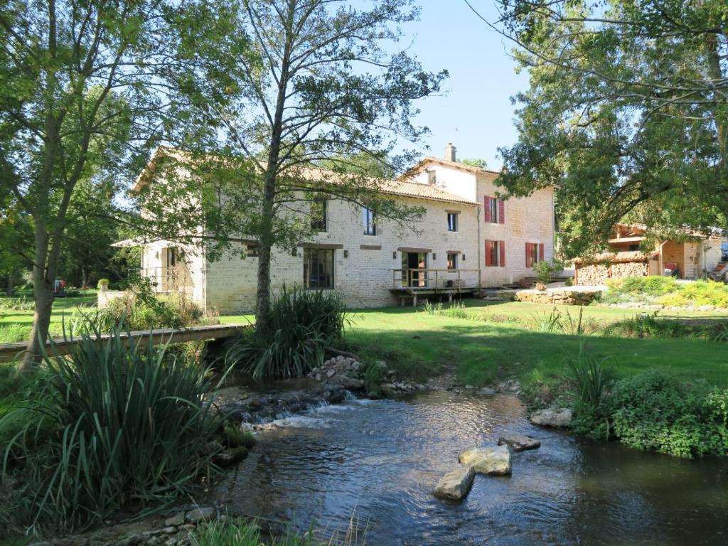 Le Moulin de Charzay, éco-gîte familial en Deux-Sèvres, Nouvelle Aquitaine 2 Route de Saint-Jean d'Angély Charzay, 79500 Mazières-sur-Béronne