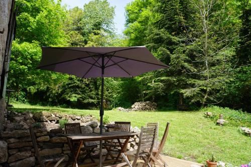 Le Pidro - A family house with private stream and woodland