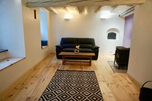 Le Pidro - A family house with private stream and woodland
