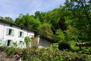 Le Pidro - A family house with private stream and woodland