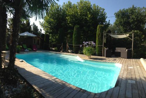 Le Pigeonnier gîte privé avec piscine chauffée et abri, climatisé en pleine nature