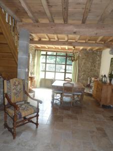 Le Pigeonnier gîte privé avec piscine chauffée et abri, climatisé en pleine nature
