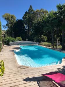 Le Pigeonnier gîte privé avec piscine chauffée et abri, climatisé en pleine nature