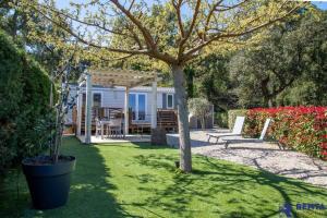 Maison de vacances Le RIVIERA Mobil home avec jardin et terrasse 4965 ROUTE DE GRIMAUD, RD 558 83680 La Garde-Freinet Provence-Alpes-Côte d\'Azur