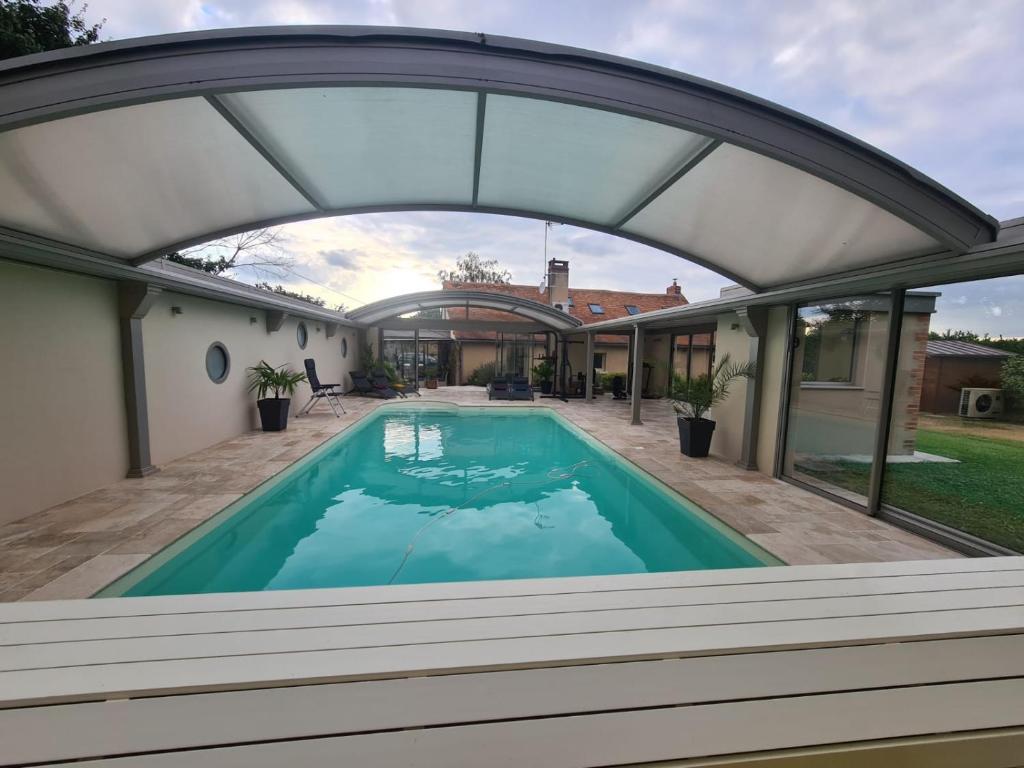Le Victoria, piscine et forêt