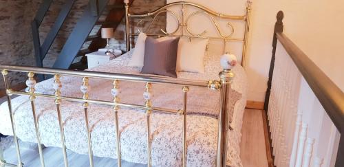 Le Vieux Moulin Gîtes- Pretty cottage with pool nr Josselin
