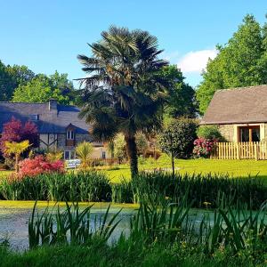 Le Vieux Moulin Gîtes- Pretty cottage with pool nr Josselin