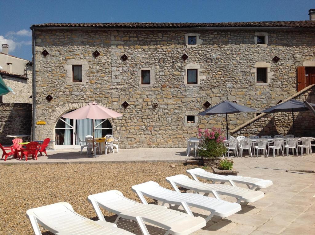 Les cigales gîte eglantier ardeche , piscine à partager, églantier 4 à 6 personnes, quartier ribieres, 07120 Grospierres