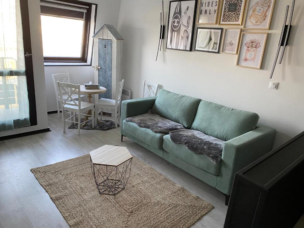 LES CIGALES 84800 LʼIsle-sur-la-Sorgue