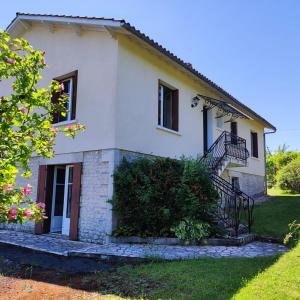 Maison de vacances Les Côtes Une escapade familiale parfaite avec une vue imprenable! 20 Le bernou Les Côtes 16390 Pillac -1