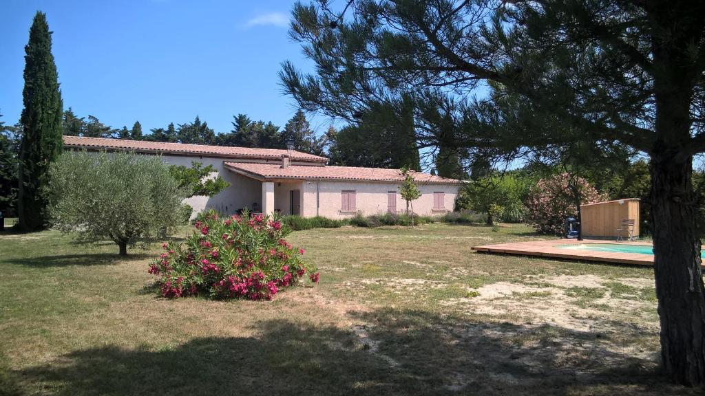 Maison de vacances LES CYPRES ZA LA PRADERIE RTE DE ST REMY DE PROVENCE 19 13910 Maillane