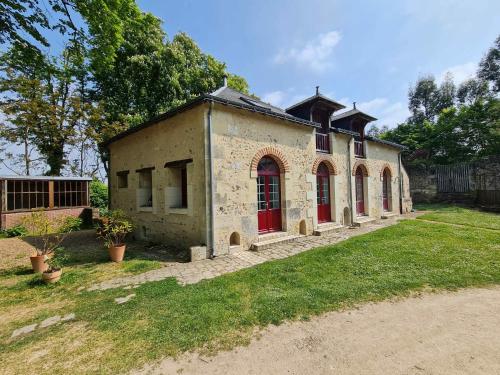 Les écuries du Château de Jallanges pour 19 personnes avec 7 chambres